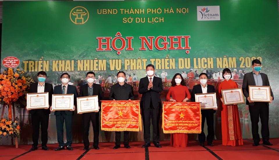 Phó Chủ tịch UBND thành phố Hà Nội Nguyễn Mạnh Quyền trao khen thưởng của UBND thành phố cho các tập thể và cá nhân có thành tích xuất sắc trong hoạt động phát triển du lịch Thủ đô.